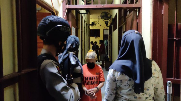 Perempuan Berambut Pirang Dibantu Suami Kabur dari Rutan, Tapi Sial Tertangkap Lagi